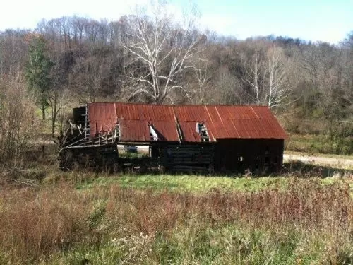 21 Acres Barn,woods, and Cave.